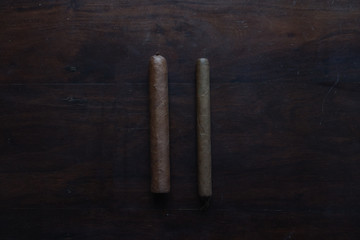 zwei Zigarren aus Kuba bereit für den Rauch Genuss auf einem Massiven Holztisch