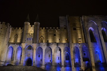 Fototapeta premium Palais des Papes à Avignon éclairé la nuit