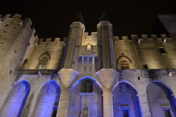 Palais des Papes à Avignon éclairé la nuit