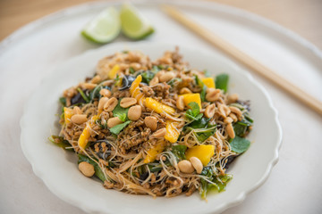 Asiatischer Glasnudelsalat mit Mango