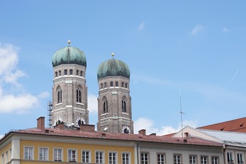 Obraz premium Stadtpanorama München: Marienplatz, Rathaus, Frauenkirche, Mariensäule