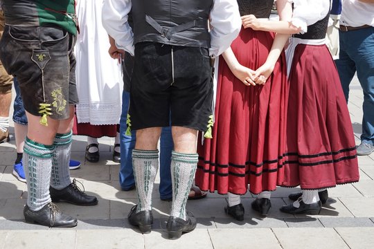 Stramme Wadeln und fesche Dirndl