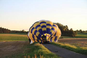 Ballon landet im Feld