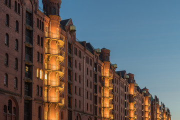 Beleuchtete Häuser in der Speicherstadt