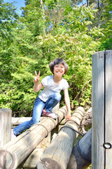 アスレチックを楽しむ女の子