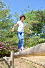 アスレチックを楽しむ女の子