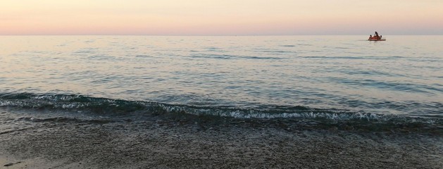 Tramonto visto dal mare col pedalò