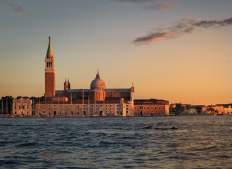 Fototapeta na wymiar hermosa vista de San Giorgio Maggiore, en Venecia, Italia durante la puesta de sol