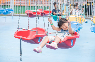 乗り物に乗る女の子