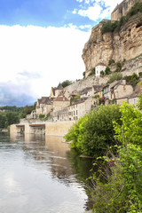 Fototapeta na wymiar Beynac et Cazenac. Le village et la rivière. Dordogne. Nouvelle Aquitaine