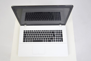 tippen auf tastaur im büro, bei facebook, social media oder allgemein auf laptop / Tastatur