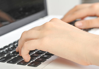 tippen auf tastaur im büro, bei facebook, social media oder allgemein auf laptop / Tastatur