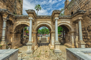 Naklejka premium Widok na bramę Hadriana w starym mieście w Antalyi