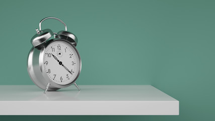 Altmodischer retro Wecker auf Regal