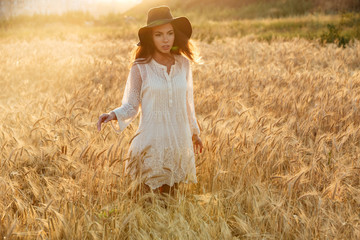 Obraz premium Amazing serious young woman standing in the field