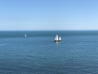 Obraz premium Sail ship on blue calm ocean during the day