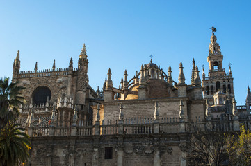 Fototapeta na wymiar Spagna: la Cattedrale di Santa Maria della Sede, la Cattedrale di Siviglia, ex moschea consacrata come chiesa cattolica nel 1507, dove è sepolto Cristoforo Colombo, e La Giralda