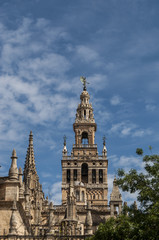Fototapeta na wymiar Spagna: La Giralda, il campanile della Cattedrale di Siviglia, costruito come minareto nel periodo moresco e con aggiunte rinascimentali dopo l'espulsione dei musulmani