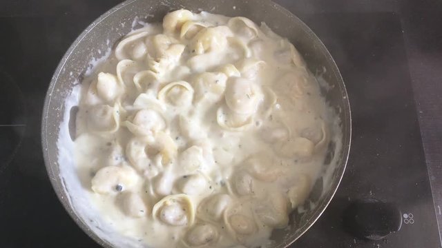 Making of macaroni cheese 4k video, pasta pene 