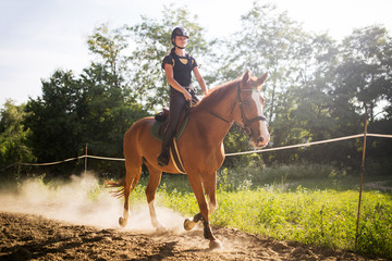 Obraz premium Portrait of young woman riding horse in countryside