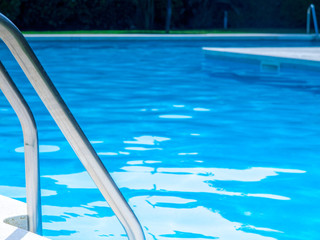Obraz na płótnie Canvas Swimming pool mit Leiter