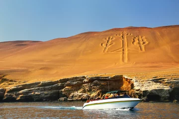 Poster Toeristengroep in een boot in de buurt van Candelabra van de Andes in Pisco Bay, Peru © donyanedomam