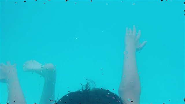 Ragazza sott'acqua