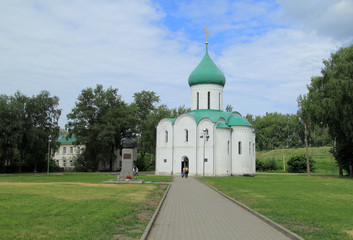 Fototapeta na wymiar An ancient cathedral in Pereslavl Zalessky that is a part of Russian Golden Ring