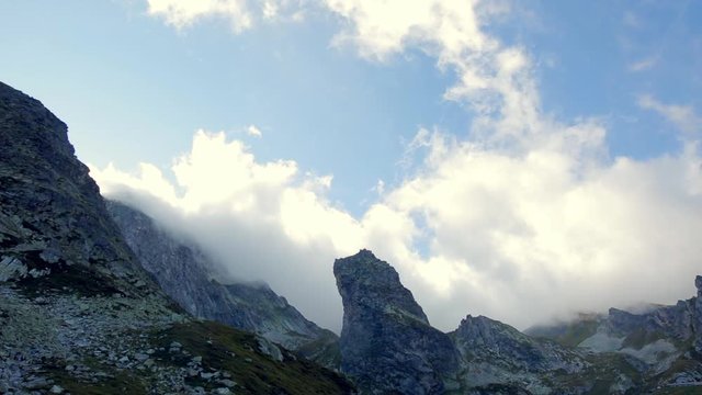 Montagna del Colle Gran San Bernardo in timelapse
