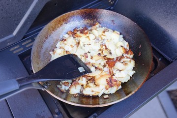 Bratkartoffeln in der Eisenpfanne