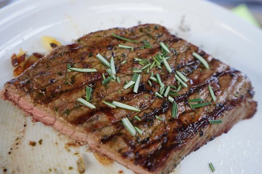 Grillfleisch mit Rosmarin und B&auml;rlauch