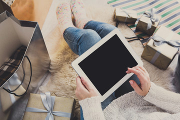 Obraz premium Woman christmas shopping online with tablet, top view
