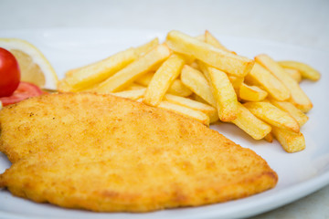 Cotoletta di polle e patatine, close-up