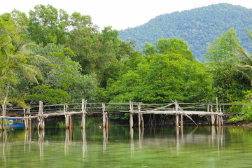 Holzbrücke am See