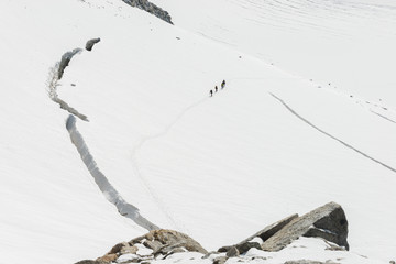 Alpinisti in cordata su ghiacciaio 