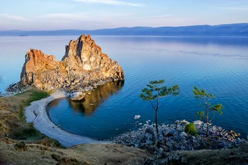 Sommersonnenuntergang über dem Felsen von Shamanka Burhan auf der Insel Olchon im Baikalsee, Russland © kuzenkova