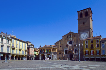 Fototapeta na wymiar Piazza della Vittoria Lodi con Duomo e Loggia del Broletto Italia Europa 
