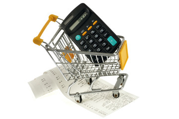 Chariot de supermarché avec une calculatrice sur un ticket de caisse