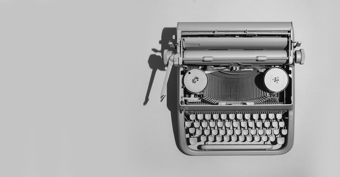 Black and white photo of typewriter