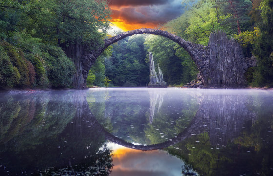 Rakotzbr&uuml;cke in sureale mystische Stimmung
