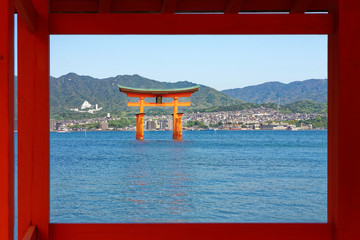 Torii classique japonais, les pieds dans l'eau 