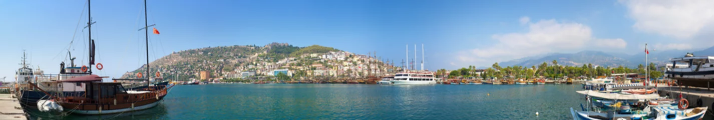 Rucksack Panoramablick auf den Hafen von Alanya. Alanya, Türkei © O'SHI