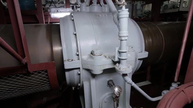 Propeller shaft and intermediate bearing of ship