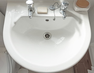 Lavabo bianco con sapone