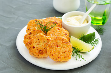 Cutlets with salmon and tartar sauce