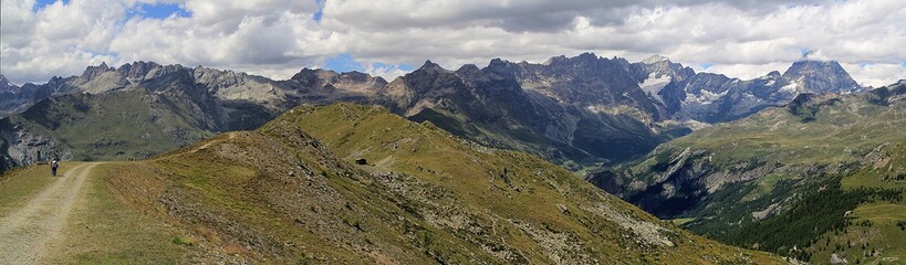 Fototapeta na wymiar panorama du Cervin versant italien