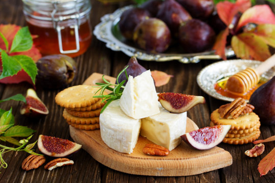 Delicious tomorrow from Camembert, figs and honey.