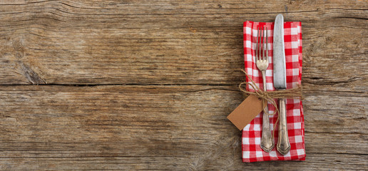 Obraz premium Table setting with tag on wooden background