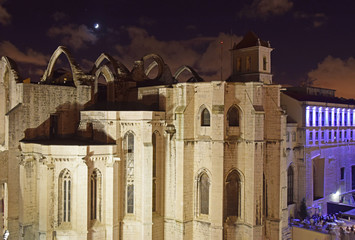 Ruine des Convento do Carmo in Lissabon bei Nacht