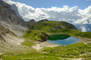 Fototapeta na wymiar Blick auf einen Bergsee auf dem Dolomiten Höhenweg 1, Alta via 1, Italien